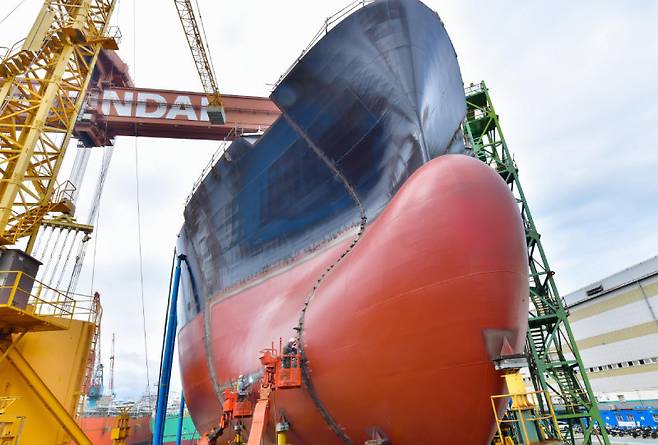 그리스의 한 선사가 발주한 8만7000㎥급 액화석유가스(LPG) 운반선이 21일 HD현대중공업 울산조선소 야드 내 3독에서 건조 중이다. HD현대 제공