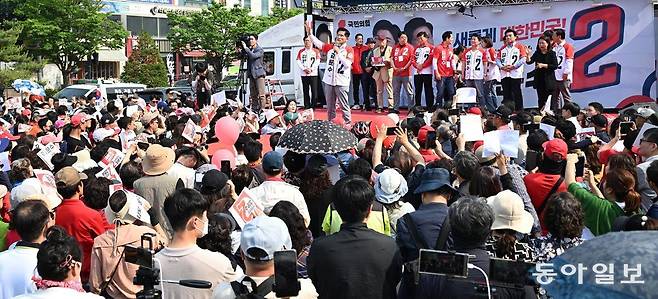 국민의힘 김문수 대선 후보가 제21대 대통령선거 사전투표 첫날인 29일 오후 경기 안산시 안산문화광장에서 열린 유세에서 지지를 호소하고 있다. 김 후보는 이날 ‘대역전의 서막’이라는 유세 슬로건을 내세웠다. 안산=장승윤 기자 tomato99@donga.com