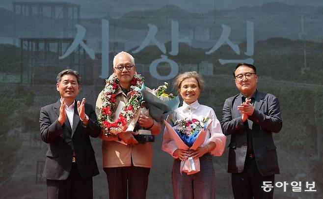 제10회 박수근미술상 수상자 시상식 및 제9회 박수근미술상 수상작가전 개막식이 29일 강원 양구군립 박수근미술관에서 열렸다. 왼쪽부터 서흥원 양구군수, 제10회 수상자 오원배 작가, 제9회 수상자 홍이현숙 작가, 김석만 강원일보 미래사업본부장. 양구=송은석 기자 silverstone@donga.com