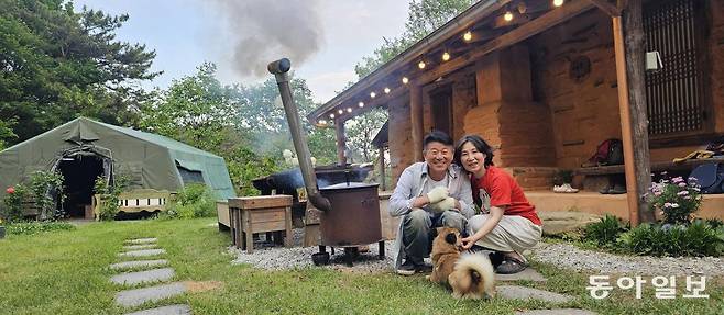 ‘수리재’ 펜션 주인 부부. 부여=김선미 기자 kimsunmi@donga.com