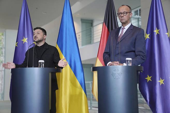 볼로디미르 젤렌스키(왼쪽) 우크라이나 대통령과 프리드리히 메르츠 독일 총리가 28일(현지 시간) 베를린 총리실에서 공동 기자회견하고 있다. 메르츠 총리는 “우크라이나가 영토 밖 군사 목표물을 상대로 자신을 방어하도록 사정거리 제한을 없앨 것”이라며 우크라이나의 장거리 미사일 자체 생산을 돕겠다고 밝혔다. 2025.05.29.  베를린=AP/뉴시스