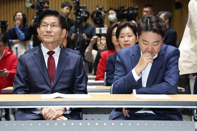 김문수 국민의힘 대통령 후보(왼쪽)와 이준석 개혁신당 대통령 후보가 19일 오전 서울 중구 서울시청에서 열린 ‘약자와 동행하는 서울 토론회’에 참석해 나란히 앉아 있다. 2025.5.19/뉴스1