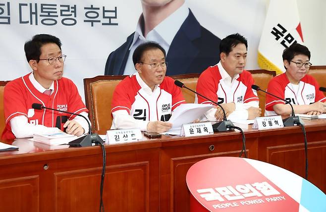 윤재옥 국민의힘 총괄선거대책본부장이 27일 오전 서울 여의도 국회에서 열린 선거대책본부 본부장단 회의에서 모두 발언을 하고 있다. 왼쪽부터 김상훈 정책총괄본부장, 윤 총괄선대본부장, 장동혁 종합상황실장, 임이자 직능총괄본부장. 뉴스1