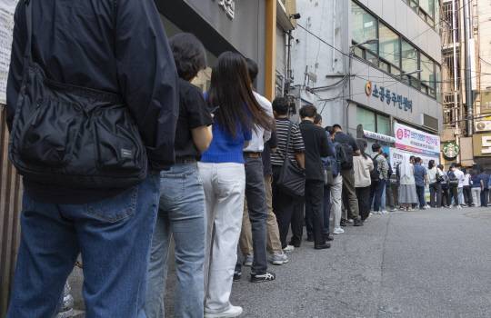 21대 대통령선거 사전투표 이틀째인 30일 오전 서울 중구 소공동 주민센터에 마련된 사전투표소가 회사 출근길에 투표하려는 시민들로 붐비고 있다. 연합뉴스.