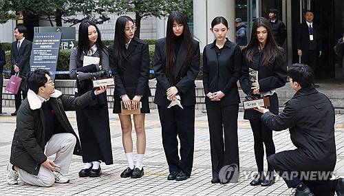 뉴진스(NJZ) 멤버들, 어도어 활동금지 가처분에 직접 법정출석. [연합뉴스]