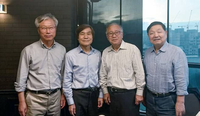 이산화탄소 직접 공기 포집 기술로 카볼루션을 창업한 사람들. 왼쪽부터 김경원 대표(CEO), 임지순 울산대 석좌교수, 황승진 미 스탠퍼드대 경영대 석좌교수, 최병호 공동 창업자./ 임지순