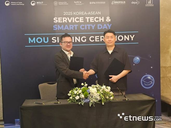 이은승 다비다 대표(오른쪽) 와 Chhorn Chhunleng  eschool Chairman이 '지니티처' 독점 계약을 체결했다.