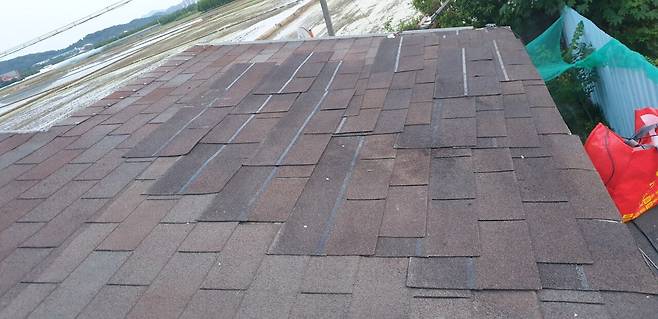 20250530_194845.jpg 주택 지붕 타일 보수작업 좀 했습니다