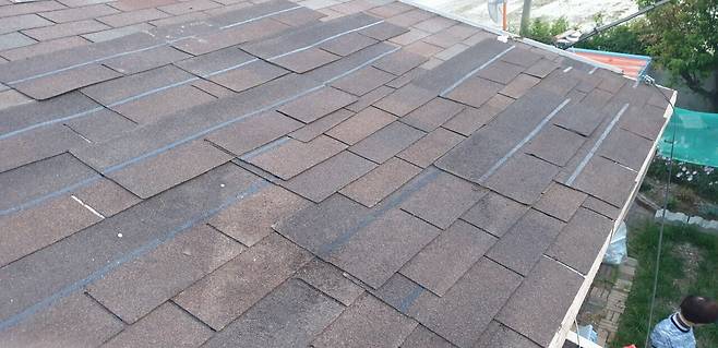 20250530_194855.jpg 주택 지붕 타일 보수작업 좀 했습니다