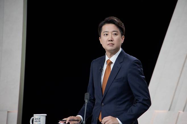 이준석 개혁신당 대선후보가 지난 27일 오후 서울 마포구 상암동 MBC 스튜디오에서 열린 중앙선거방송토론위원회 주관 제21대 대통령선거 3차 후보자토론회 준비를 하고 있다./사진=뉴시스