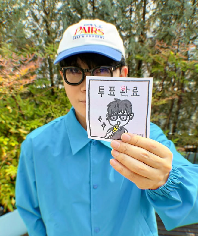 29일 제21대 대통령선거 사전투표가 시작된 가운데, MZ세대 유권자들을 중심으로 SNS에 귀여운 캐릭터가 담긴 ‘맞춤형 투표 인증 용지’를 활용한 인증샷이 확산되고 있다. 가수 이승환도 이 같은 문화에 자신만의 인증 용지로 동참했다. /사진=이승환 인스타그램