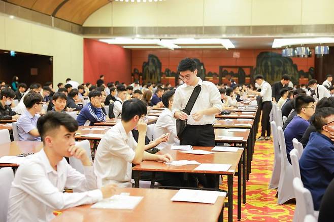 베트남 하노이 국립컨벤션센터에 삼성의 직무적성검사(GSAT)를 응시하고 있는 응시자들의 모습. 신짜오 베트남 삼성 페이스북 갈무리