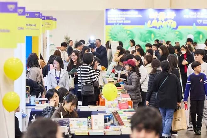 부산국제아동도서전 행사장 모습. 어른과 어린이가 한데 모여 그림책을 고르고 있다. 부산국제아동도서전 제공