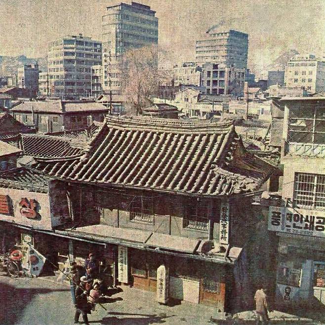 최남선이 1910년대 출판물 간행 사업을 위해 설립한 조선광문회와 신문관으로 사용하던 집. 한성 중부 황금정(오늘날 서울 을지로 2가)에 있었다. 사진은 1969년 철거되기 직전에 촬영됐다. 건축유산의 구조해석 및 수리복원 국제학술위원회(ISCARSAH) 누리집 갈무리