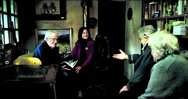 2017년 7월, 호세 무히카(오른쪽 두번째)가 노엄 촘스키(맨 왼쪽)에게 남미 혁명가 체 게바라가 볼리비아에서 체포돼 암살당할 당시 지니고 있던 일기의 사본을 선물하고 있다. 시대의창 제공