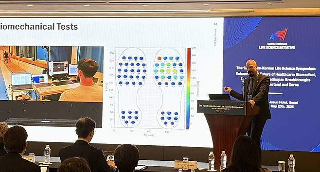 지난 20일 서울 중구 웨스틴조선 서울 호텔에서 ‘제12회 한-스위스 라이프사이언스 심포지엄\'에서 당뇨발 예방 스마트 신발 개발 현황을 소개 중인 이브 페리아르 스위스 로잔연방공대 교수. 최지현 기자