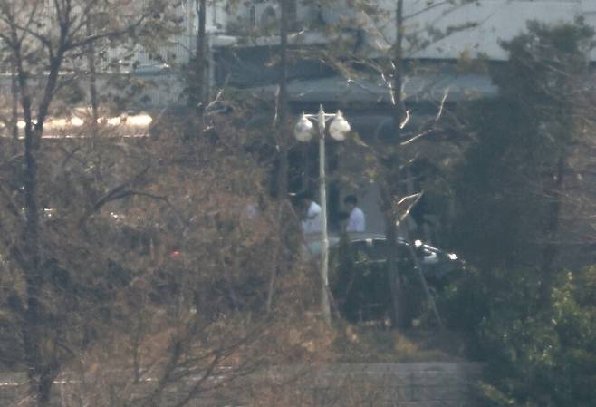 지난달 7일 윤석열 전 대통령 부부가 머물고 있는 서울 한남동 관저에서 사람들이 분주하게 이동하고 있다.연합뉴스