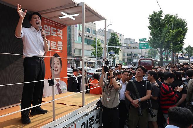 개혁신당 이준석 대선 후보가 제21대 대통령선거 사전투표 첫날인 29일 서울 성북구 안암역 인근에서 열린 유세에서 지지를 호소하고 있다. 연합뉴스