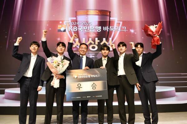 박정상 감독이 이끄는 영림프라임창호 선수들이 30일 서울 강남구 엘리에나 호텔에서 열린 KB국민은행 바둑리그 시상식에서 우승상금 2억5000만원을 받고 기뻐하고 있다. 한국기원 제공