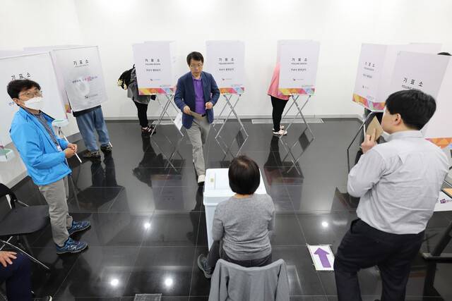 21대 대통령 선거 사전투표 첫날인 29일 오전 서울 강남구 역삼1동 주민센터에 마련된 사전투표소에서 유권자들이 투표하고 있다. 김태형 기자 xogud555@hani.co.kr