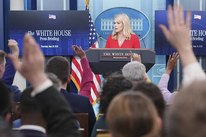 29일 미국 워싱턴 디시(D.C.) 백악관 제임스 브래디 브리핑룸에서 캐럴라인 레빗 백악관 대변인이 기자들과 질의응답을 하고 있다. 워싱턴/AP 연합뉴스