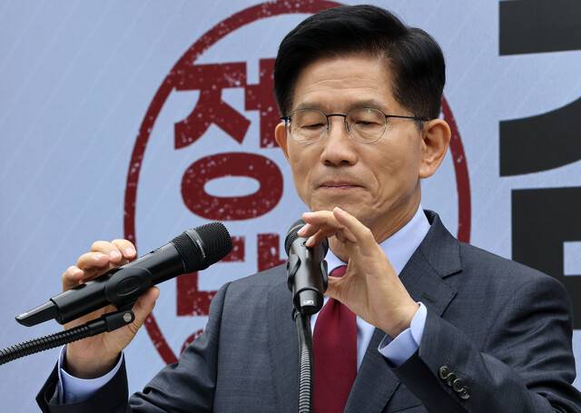 김문수 국민의힘 대선 후보가 30일 서울 여의도 국민의힘 중앙당사에서 대국민 호소문을 발표하고 있다. 공동취재사진