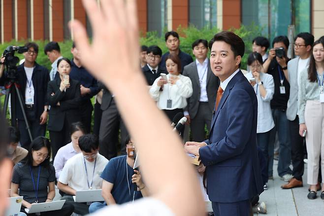 이준석 개혁신당 대선 후보가 2025년 5월27일 서울 여의도 국회에서 취재진의 질문을 받고 있다. 연합뉴스