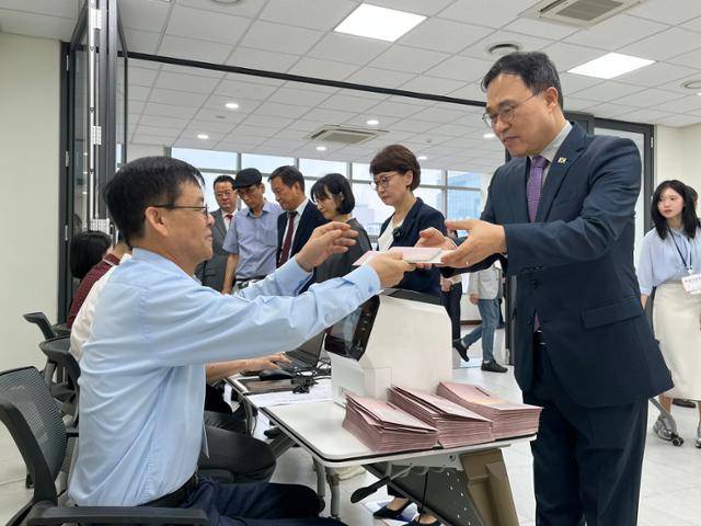 지난 20일 베트남 하노이 주베트남 한국대사관에 마련된 21대 대선 재외국민 선거 투표소에서 최영삼 대사가 투표 용지를 받고 있다. 하노이=허경주 특파원