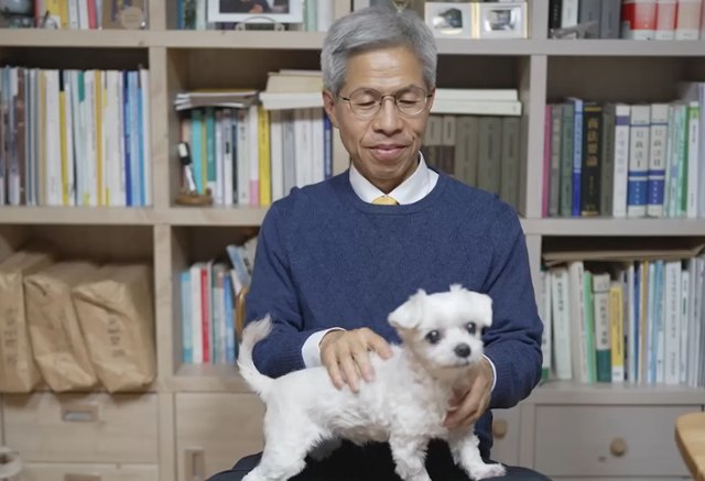 지난 26일 민주노동당 공식 유튜브에서 권영국 후보가 반려견 '말이'와 함께 동물권 공약을 내놓고 있다. 민주노동당 유튜브 캡처