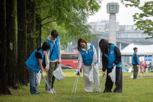영남대 구성원들이 29일 대동제를 마친 후 캠퍼스 환경 정화 활동을 펼치고 있다. 영남대 제공