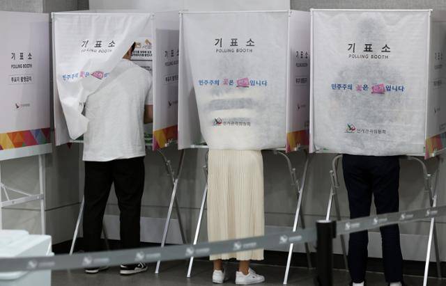 제21대 대통령선거 사전 투표가 진행된 30일 부산 연제구청 투표소에서 시민들이 소중한 한 표를 행사하고 있다. 부산=뉴시스