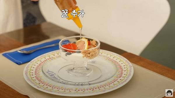브랜드 컨설턴트 노희영(62)이 식사 후 요거트에 블루베리, 딸기, 그래놀라, 꿀을 넣어 먹었다.​/사진=유튜브 채널 ‘큰손 노희영’
