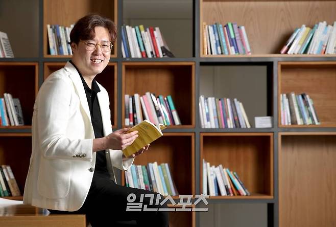 심용환 역사N교육연구소 소장이 24일 오후 서울 순화동 KG타워에서 일간스포츠와 인터뷰를 하고 있다. 김민규 기자 mgkim1@edaily.co.kr /2025.04.24/