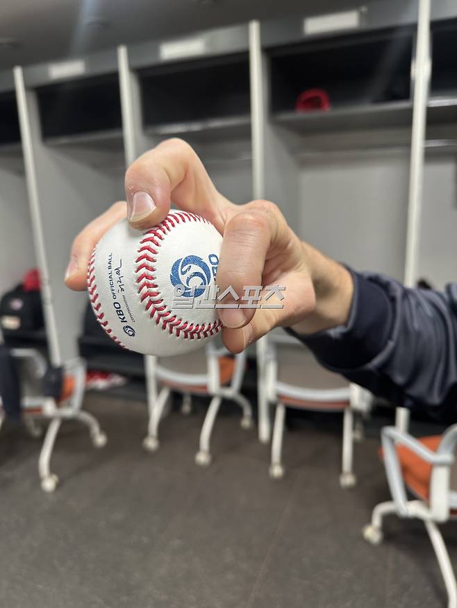 KIA 제임스 네일의 킥 체인지업 그립. 사진=KIA 타이거즈 제공