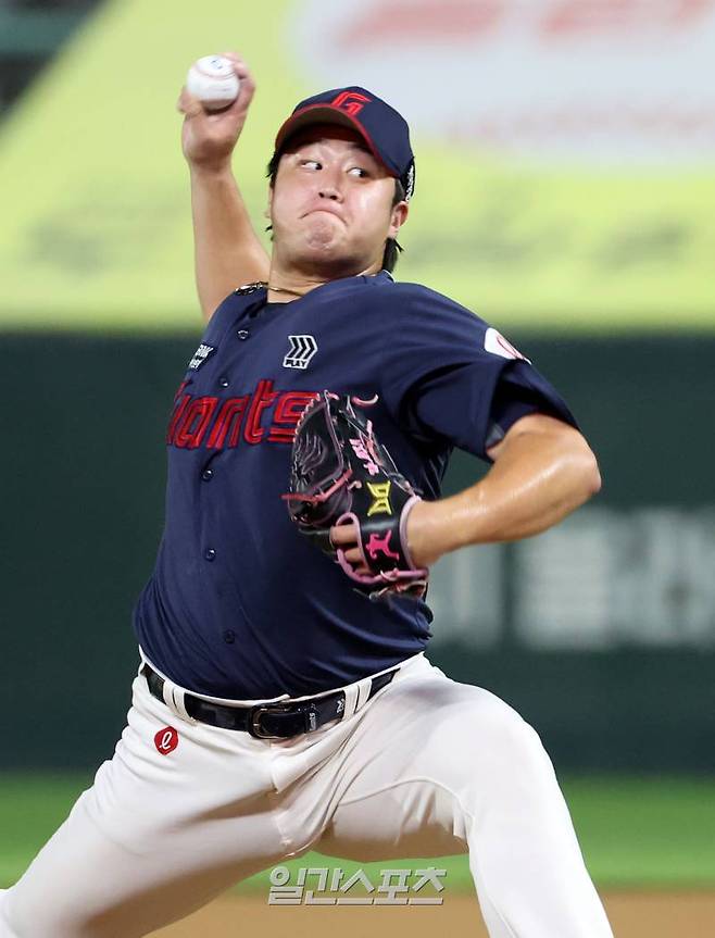 2024 KBO리그 프로야구 SSG랜더스와 롯데자이언츠의 경기가 11일 오후 인천SSG랜더스필드에서 열렸다. 8회말 구원 등판한 진승현이 SSG타선을 상대하고 있다. 인천=김민규 기자 mgkim1@edaily.co.kr