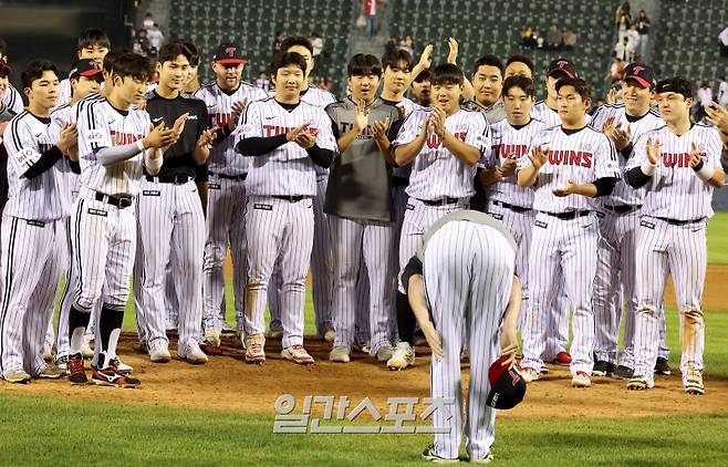 LG의 일시 대체 외국인선수였던 코엔 윈이 28일 열린 한화 이글스와의 마지막 선발 경기 종료 후 고별행사를 가졌다 . 코엔 윈이 선수단과 함께 기념촬영을 마치고 허리 숙여 인사하고 있다. 잠실=김민규 기자 mgkim1@edaily.co.kr /2025.05.28/
