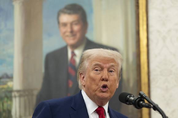 미국 항소법원이 상호관세를 무효로 한 1심 법원의 판결을 하루 만에 뒤집었다. 사진은 도널드 트럼프 미국 대통령이 지난 28일(현지시간) 미국 워싱턴 DC 백악관 집무실에서 콜롬비아 특별구의 미국 임시 검사인 제닌 피로 선서식에서 연설하고 있는 모습. [사진=EPA/연합뉴스]