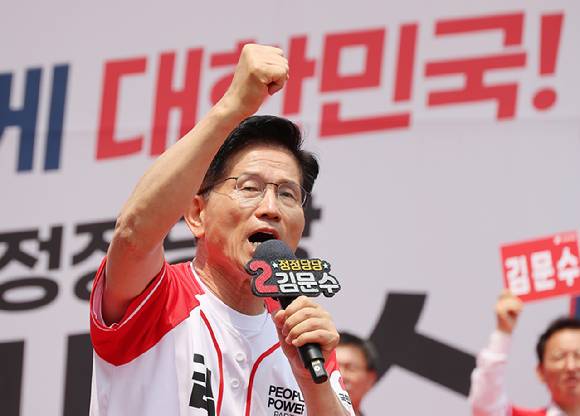 김문수 국민의힘 대선 후보가 30일 경기 이천시 산림조합 앞 중리사거리에서 열린 유세에서 지지를 호소하고 있다. 2025.5.30 [사진=연합뉴스]