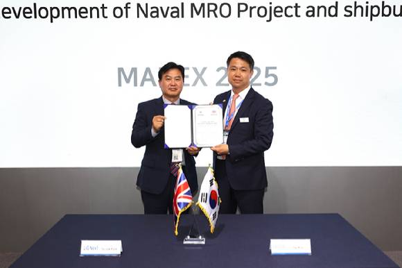 박태식 LIG넥스원 미사일시스템사업부문장(왼쪽)과 일기 킴 밥콕 마린 최고영업책임자가 29일 국제해양방위산업전(MADEX 2025) 전시회 현장에서 '함정 MRO 사업개발 및 신규 함정 건조사업 공동참여 프로젝트 추진을 위한 협력합의서'를 체결하고 있다. [사진=LIG넥스원]