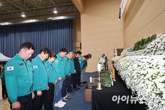 30일 포항시의회가 '해군 해상 초계기 추락사고 순직자 합동분향소' 조문을 하고 있다. [사진=포항시청]