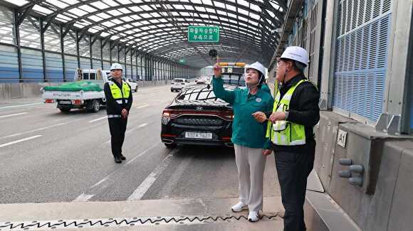 신계용 시장이 제2경인연결고속도로 방음터널 공사 현장을 점검하고 있다. [사진=과천시]