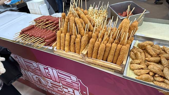 ▲ 코를 자극하는 츄러스와 튀김, 소시지의 이 냄새 크르릉 못 참겠다