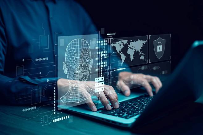 딥페이크는 AI를 활용해 특정 인물의 얼굴과 목소리를 합성해 마치 실제처럼 보이거나 들리게 조작한 이미지, 동영상을 만드는 기술을 의미한다 / 출처=셔터스톡