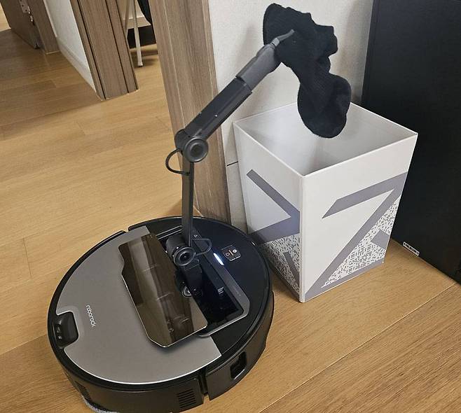 물체를 집어 특정 장소로 옮겨 정리하는 '물품 정리' 기능도 제공한다 / 출처=IT동아