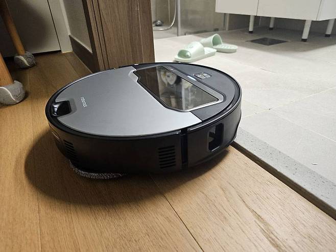 높낮이 조절이 가능한 리프트 휠을 이용, 문턱을 손쉽게 넘는다 / 출처=IT동아