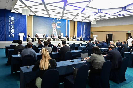 29일 제주국제컨벤션센터(ICC JEJU)에서 열린 제20회 제주포럼의 ‘트럼프 2기 북핵 문제와 한반도 평화’ 세션에서 좌장을 맡은 윤영관 아산정책연구원 이사장(전 외교통상부 장관)이 트럼프 행정부에서 북·미 대화 가능성과 비핵화 협상 전망 등에 대해 발언하고 있다. [사진 제주포럼]