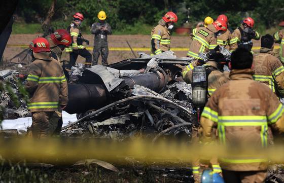 29일 오후 경북 포항시 동해면 신정리 야산에 승무원 4명이 탑승한 해군 항공사령부 소속 해상초계기(P-3CK)가 추락했다. 이날 소방대원들이 사고 현장을 수습하고 있다. [뉴시스]