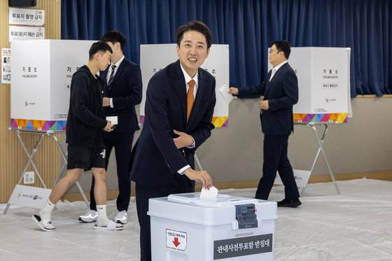 이준석 개혁신당 대선후보가 29일 경기도 화성시 동탄9동에서 사전투표를 하고 있다. [뉴스1]