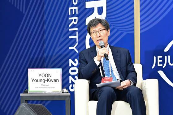 29일 제주국제컨벤션센터(ICC JEJU)에서 열린 제20회 제주포럼의 '트럼프 2기 북핵문제와 한반도 평화' 세션에서 좌장을 맡은 윤영관 아산정책연구원 이사장(전 외교부 장관)이 발언하고 있다. 제주포럼