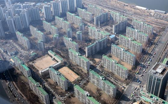 지난 19일 서울 송파구 롯데월드타워에서 바라본 강남 아파트 단지 모습. 뉴스1